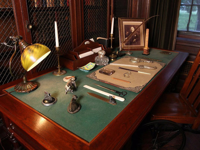Các phòng bên trong ngôi nhà trưng bày các đồ vật cổ. Biệt thự cũng chính là địa điểm của Thư viện Tổng thống Mỹ đầu tiên.