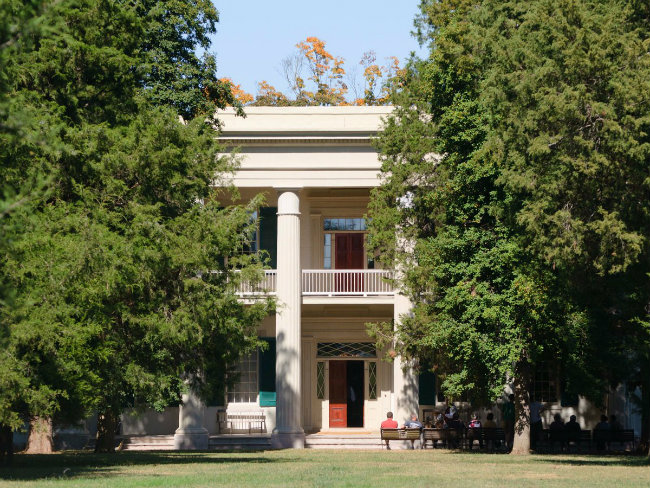 Andrew Jackson ban đầu đã mua căn biệt thự Hermitage ở Nashville, bang Tennessee, là một trang trại rộng 425 mẫu. Sau đó ông mở rộng và hiện giờ diện tích đã là trên 1000 mẫu với cảnh quan tuyệt đẹp và kiến trúc cổ điển.