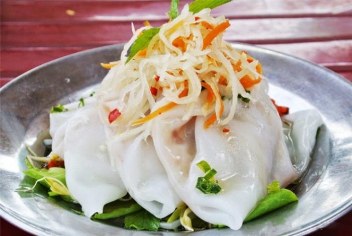 Bánh củ cải có nguồn gốc của người Hoa. Đi vào chợ Bạc Liêu, đi dạo một vòng, bạn sẽ thấy có một vài chỗ bán bánh củ cải. Bánh củ cải có bao ngoài làm bằng bột mỳ trắng pha với ít bột củ cải trắng nghiền nhuyễn, cán mỏng ra như bánh ướt. Nhân bánh chính là phần quyết định chất lượng của món ăn. Trong nhân có tôm khô nhỏ hoặc tép bạc đất lột vỏ, đâm dập vừa phải, cùng ít thịt nạc bằm với vài hạt đậu xanh hột hấp. Tất cả được xào chín, nêm nếm vừa ăn. Bánh củ cải có nguồn gốc của người Hoa. Đi vào chợ Bạc Liêu, đi dạo một vòng, bạn sẽ thấy có một vài chỗ bán bánh củ cải. Bánh củ cải có bao ngoài làm bằng bột mỳ trắng pha với ít bột củ cải trắng nghiền nhuyễn, cán mỏng ra như bánh ướt. Nhân bánh chính là phần quyết định chất lượng của món ăn. Trong nhân có tôm khô nhỏ hoặc tép bạc đất lột vỏ, đâm dập vừa phải, cùng ít thịt nạc bằm với vài hạt đậu xanh hột hấp. Tất cả được xào chín, nêm nếm vừa ăn.