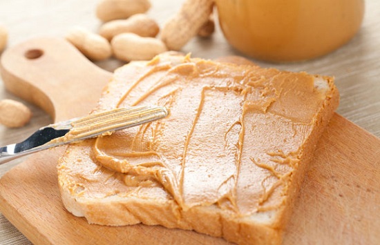 Nếu như bánh mì kèm mứt là một sự lựa chọn “tồi” cho bữa sáng thì bánh mì quết bơ hạnh nhân lại là một sự lựa chọn hoàn hảo được các chuyên gia dinh dưỡng đánh giá cao với điểm số 8/10. Lượng calo mà bánh mì quết bơ hạnh nhân mang lại vào khoảng 403 calo với 3,2 g đường; 3,3 g chất béo; 17,8 g protein và 1,1 g muối. 