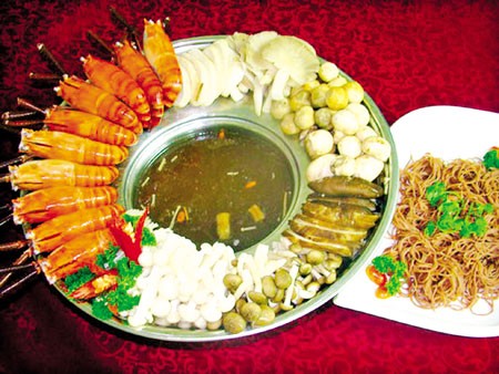 Lẩu mắm là một trong những món ăn dân dã không thể thiếu của người dân Nam Bộ. Nguyên liệu chính để làm nên nồi lẩu mắm ngon là các loại mắm. Lẩu mắm của người Việt thường ăn với rất nhiều nhiều loài cá và rau đồng chỉ có ở vùng đất U Minh.