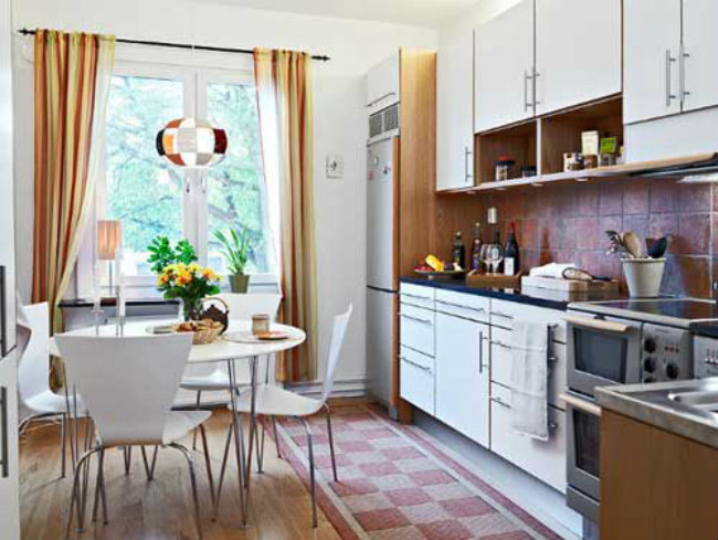 Trang trí cửa sổ: Trang trí những ô cửa sổ thô sơ cũng là cách để bạn làm mới phòng bếp của mình.