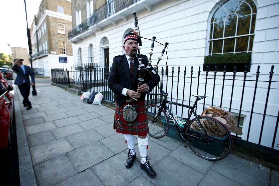 Một người thổi sáo dạo phía bên ngoài căn hộ của cựu thị trưởng London Mayor Boris Johnson.