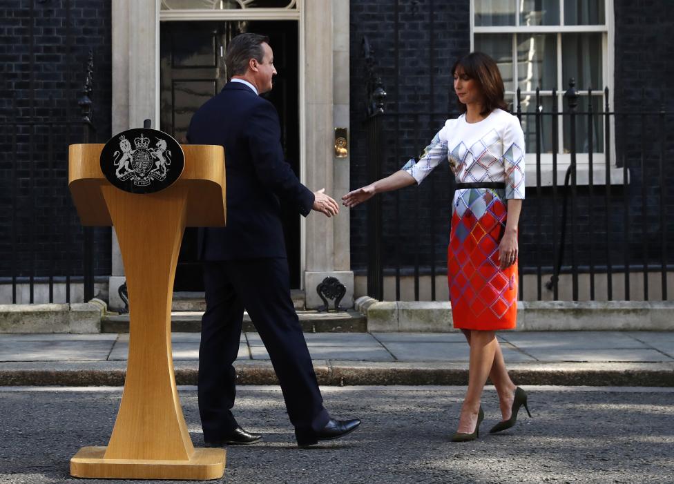 Thủ tướng Anh David Cameron và vợ bước về phía nhau sau tuyên bố Anh rời khỏi EU trước căn nhà số 10 phố Downing.