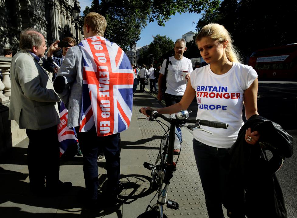 Vẻ mặt buồn bã của một người ủng hộ Anh ‘ở lại’ EU sau kết quả cuộc bầu cử.