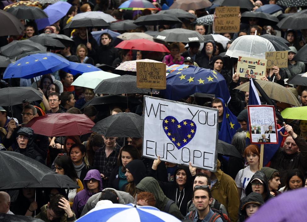 Dòng người đội mưa tham gia cuộc biểu tình ‘đòi’ ở lại EU.