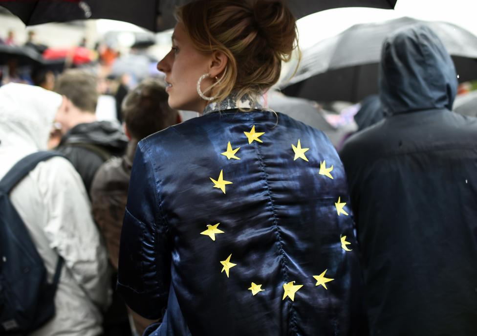 Lá cờ Liên minh EU trên lưng áo của một phụ nữ Anh.