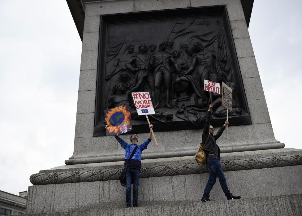 Hai người đàn ông đang giương cao khẩu hiệu ngăn Brexit tại quảng trường Trafalgar (Anh).