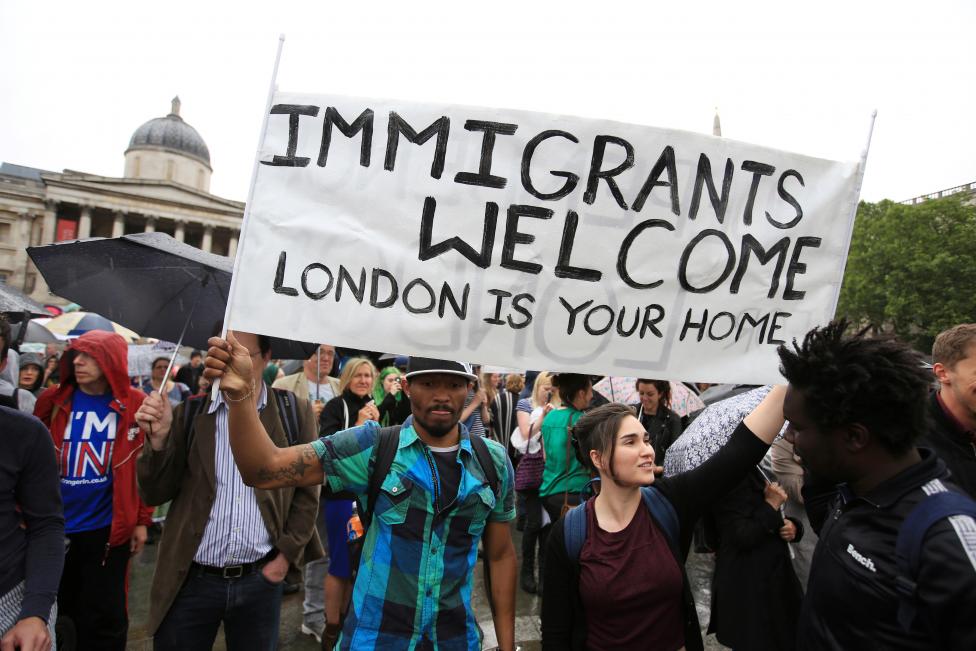 Khi nước Anh đang sợ hãi trốn chạy dòng lũ nhập cư thì những người Anh này lại thể hiện sự ‘hiếu khách’ đến kỳ lạ.