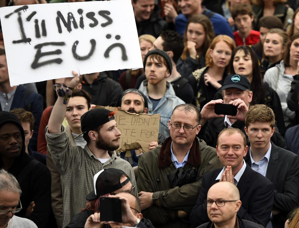 Tấm bảng thú vị mang dòng chữ ‘Tôi sẽ nhớ EU’ của một người biểu tình.