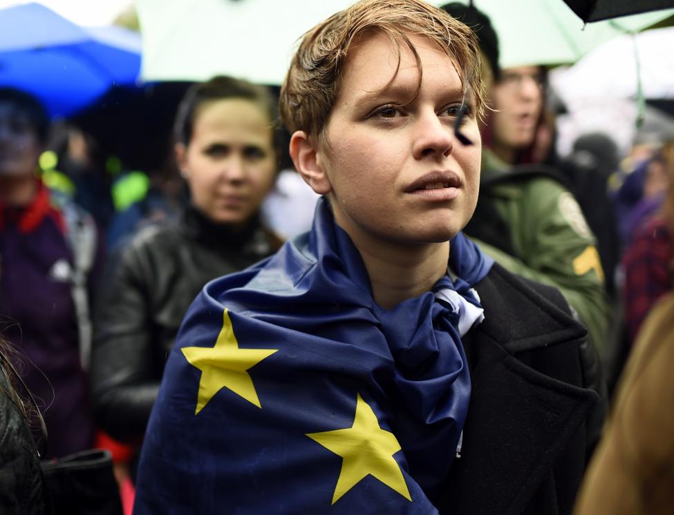 Người dân nước nước Anh trong một cuộc biểu tình bày bỏ mối gắn kết giữa Anh và Liên  minh EU tại quảng trường Trafalgar (Anh).