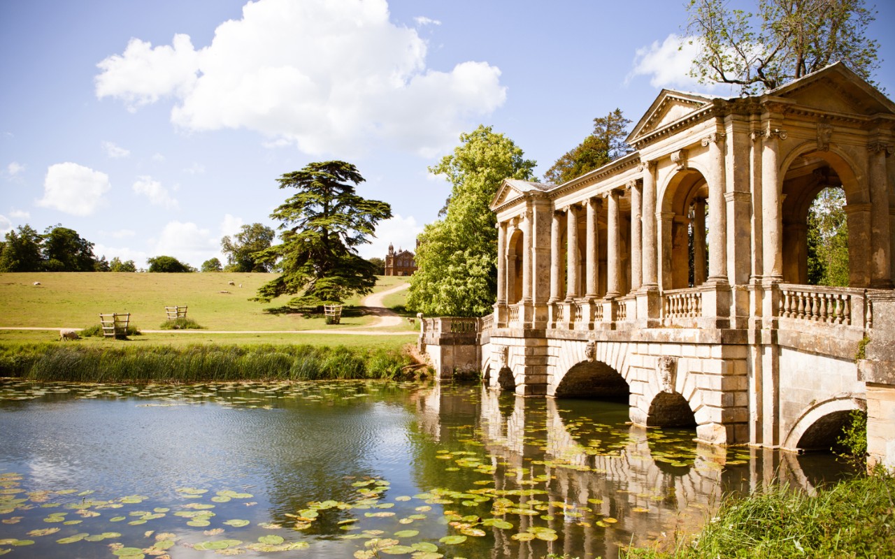 Vẻ đẹp của khu vườn Stowe ở Buckinghamshire đã đến với du khách từ thế kỷ 18 và vẫn là một trong những thành tựu ấn tượng nhất của thời kỳ Gregorian. Sau khi các khu vườn nằm dưới sự kiểm soát của Hội bảo tồn di tích lịch sử ở Anh trong những năm 1980, nhiều ngôi đền, tượng và đài tưởng niệm của khu vườn đã mang vinh quang đến cho nơi này khi được mở cửa cho khách thăm quan.