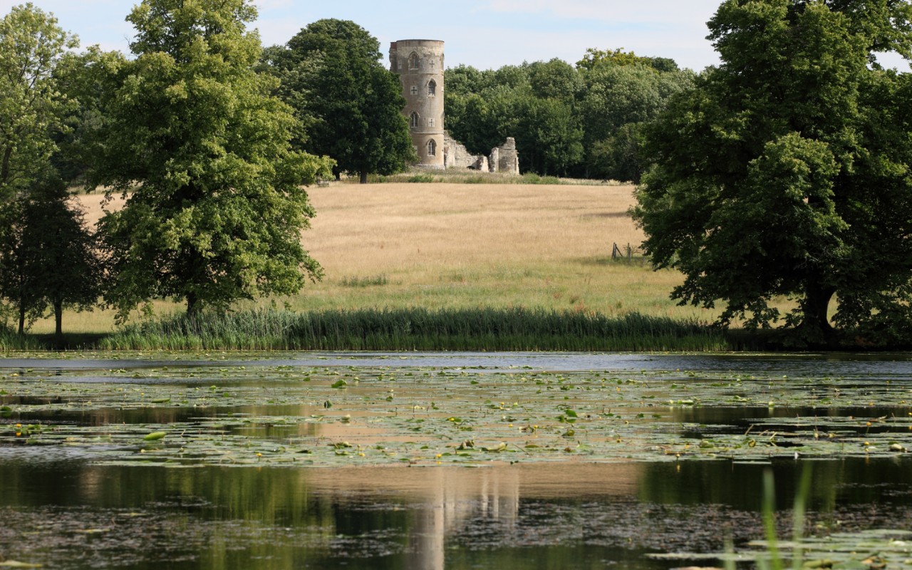 Wimpole được biết đến như điểm picnic yên tĩnh và thanh bình với xung quanh là không gian cổ kính của tòa lâu đài cũ hơi hướng Trung Cổ và màu xanh mát của bóng cây.