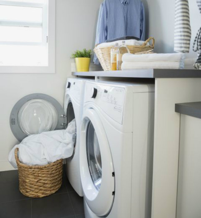 Làm sạch bên trong máy giặt: Để chắc chắn thiết bị này hoạt động hiệu quả nhất, bạn nên kéo nó ra và ngắt kết nối các óng dẫn. Lau chùi các bộ phận bên trong bằng khăn hoặc bàn chải mềm để loại bỏ các bụi bẩn bám lâu ngày.