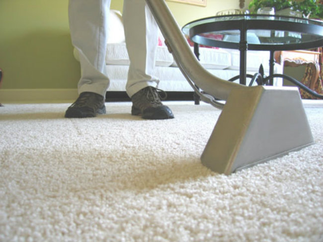 Vệ sinh thảm trải nhà: Tấm thảm là nơi bạn đi lại thường xuyên nhưng không cần phải lau chùi đều đặn. Sau 12 tháng đến 18 tháng, hãy nhờ một thợ chuyên nghiệp đến vệ sinh giúp bạn.