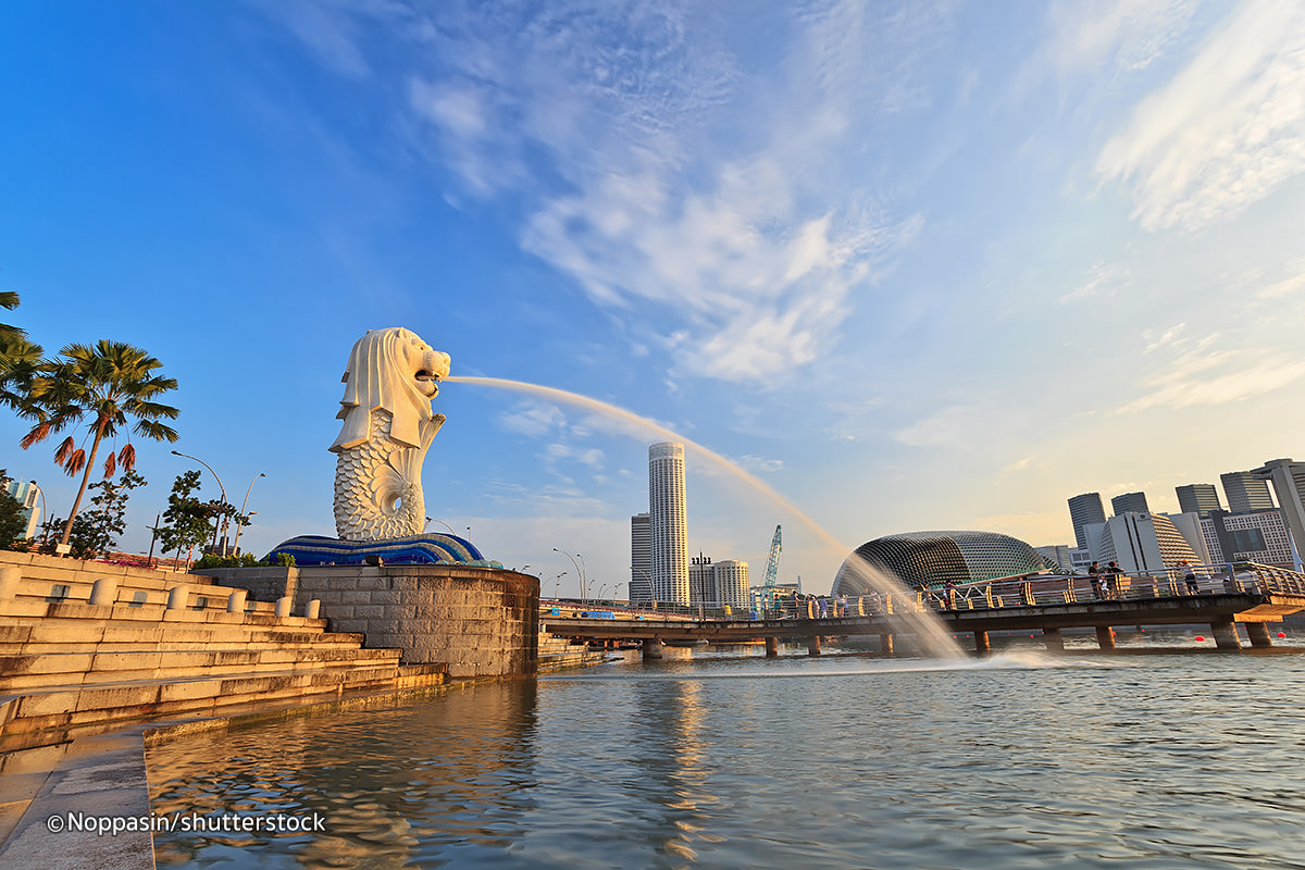 The Merlion (Tượng sư tử) là một biểu tượng nổi tiếng ở Singapore. Bức tượng nguyên bản đặt tại Công viên Sư tử (Merlion Park) cao 8,6 mét và nặng 70 tấn. Tượng Sư tử biển Merlion là hình ảnh tượng trưng cho sự khởi đầu bình dị của Singapore vốn trước đây là một làng chài và là biểu tượng quốc gia mà du khách nên đến thăm khi tới thành phố này.
