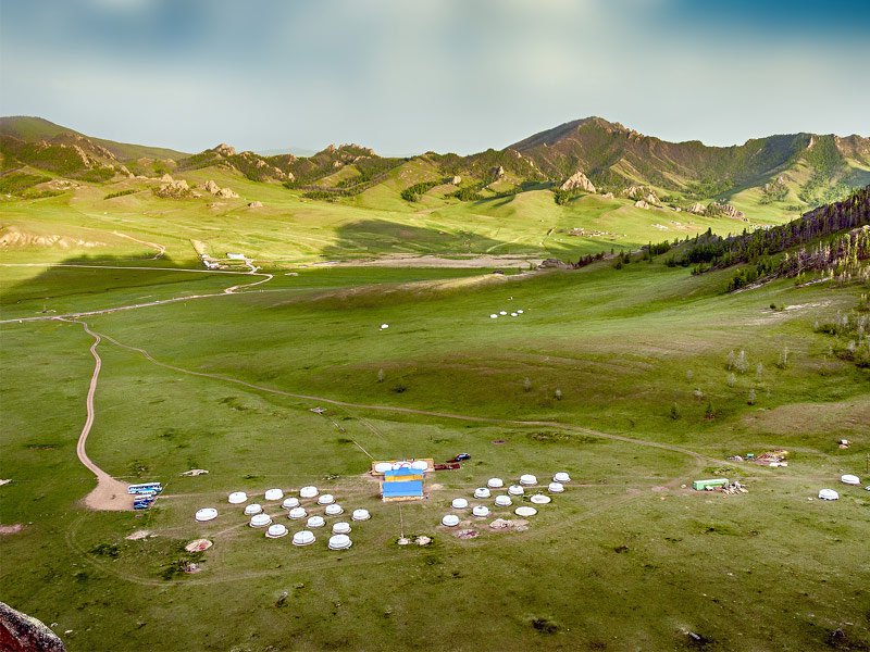 Vườn quốc gia Terelj ở Nalaikh cách thành phố của Mông Cổ gần 40 dặm với vẻ hoang xơ và tự nhiên sẽ đem đến cho du khách trải nghiệm thú vị như những dân du mục chính hiệu.