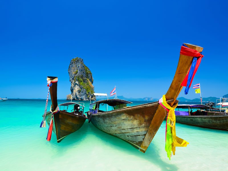 Phuket- một trong những tinh lỵ lớn nhất ở Thái Lan, thu hút rất nhiều khách du lịch ghé thăm trong nhiều thế kỷ qua. Đây cũng là con đường thương mại quan trọng nối liền Trung - Ấn, vì thế Phuket cũng được nhiều người biết tới. Ngày nay, nơi đây được xem là điểm du lịch tuyệt vời nhất của Thái Lan, đặc biệt nổi tiếng với bãi biển Patong và các món hải sản tuyệt đỉnh.