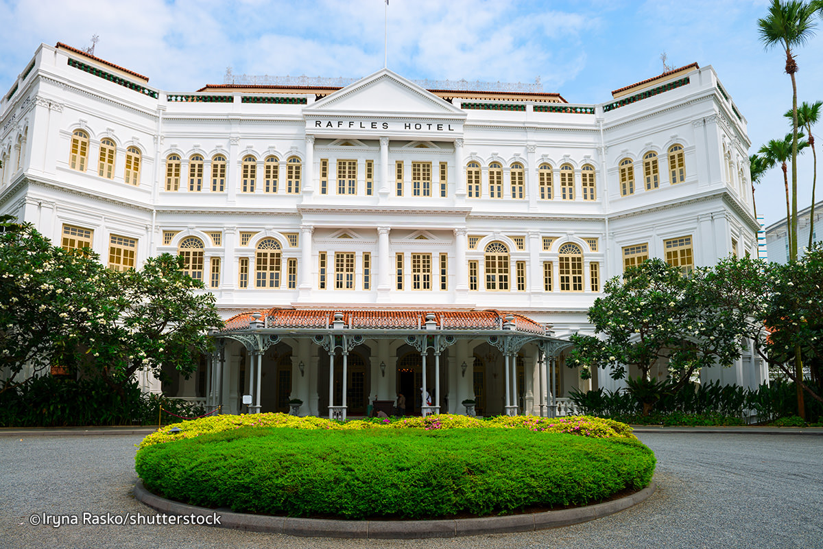 Khách sạn Raffles là một trong những khách sạn còn lưu lại từ thế kỷ thứ 19, được chính phủ Singapore công nhận là một công trình kỷ niệm của quốc gia vào năm 1987, đồng thời được quốc tế công nhận như một thiên đường của du lịch với sự pha trộn độc đáo giữa kiến trúc cổ điển và sự thiết lập của vườn nhiệt đới.