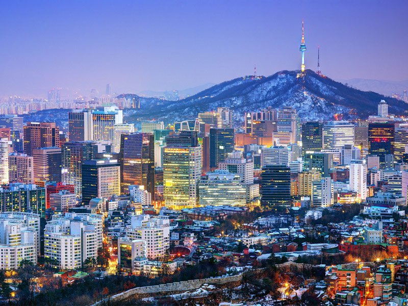 Thủ đô Seoul là một thành phố kinh tế năng động bậc nhất của Hàn Quốc. Đến thăm nơi đây, du khách sẽ phải choáng ngợp trước sự phát triển của các trung tâm mua sắm, các khu vui chơi, nhà hàng, khách sạn,... của quốc gia này. Nếu một lần đặt chân đến tháp N Seoul, du khách sẽ có cơ hội chiêm ngưỡng cả thành phố đẹp lung linh từ trên cao.
