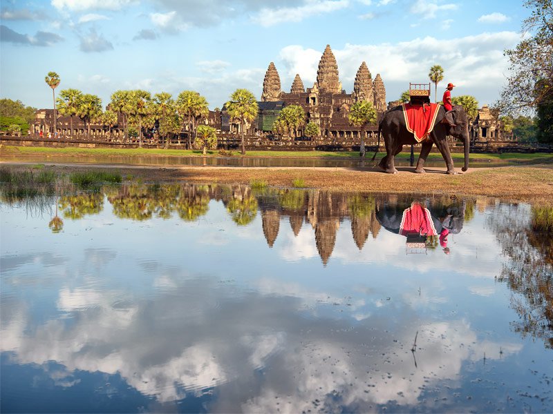 Siem Reap được biết đến như điểm đến hoàn hảo cho các du khách lần đầu đến Châu Á. Nằm ở phía Tây Bắc của Campuchia, khách du lịch dễ dàng để tìm đến và sửng sốt với mọi ngóc ngách của Siem Reap. Đặc biệt, cảm nhận không gian buổi sớm tại khu đền Angkor Wat linh thiêng sẽ là một trải nghiệm tuyệt vời.