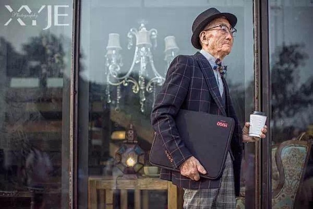 Sau khi bộ ảnh xuất hiện trên weibo, cư dân mạng Trung Quốc đã gọi cụ ông 85 tuổi này là ''Cụ già sành điệu nhất nước''. Nhiều người tỏ ra rất hâm mộ và muốn học hỏi phong cách của ông. 