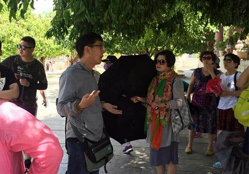 Không những thế, các hướng dẫn viên người Trung Quốc còn 'xuyên tạc' lịch sử Việt Nam, theo phản ánh của một số khách du lịch