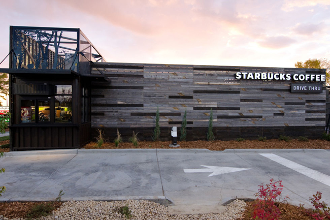 Quán Starbucks rất được yêu thích  tại Tukwila, Washington. Họ đã xây quán bằng những chiếc container bỏ đi. Và đây không phải là quán Starbucks duy nhất thân thiện với thiên nhiên. Còn một quán khác được đặt tại Wyoming, làm từ hàng rào chắn tuyết tái chế. Một quán café khác nữa ở đông Washington được làm từ gỗ thông Douglas tái chế của một nhà máy xay hạt cổ. 