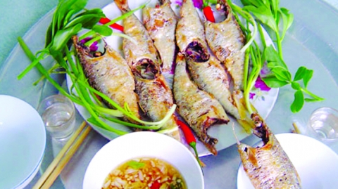 Người Hưng Yên rất tự hào với đặc sản cá mòi. Dù đi làm xa hay khách ẩm thực ở các tỉnh, thành lân cận cứ tháng Hai, tháng Ba âm lịch hàng năm lại tìm về Hưng Yên để được thưởng thức món đặc sản hấp dẫn này.