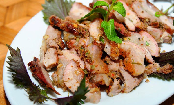 Dân tộc Brâu có nhiều các món ăn được chế biến từ rau rừng, thịt thú rừng như: heo rừng, thịt dúi, chuột đồng. Trong đó phải kể đến các món từ con nhím vừa bổ, vừa ngon mà còn phong phú cách chế biến.  Thịt nhím với vị ngọt, tính lạnh có tác dụng bổ dưỡng, nhuận tràng, có thể chế biến thành nhiều món ăn hấp dẫn. Nhím nướng than hồng, thịt nhím nhồi ống lồ ô, canh xương nhím nấu bột bắp, nhím gói lá dong. Món nào cũng độc đáo, thơm ngon bởi thịt nhím chắc, thơm, hầu như không có mỡ, lớp bì dày nhưng giòn.