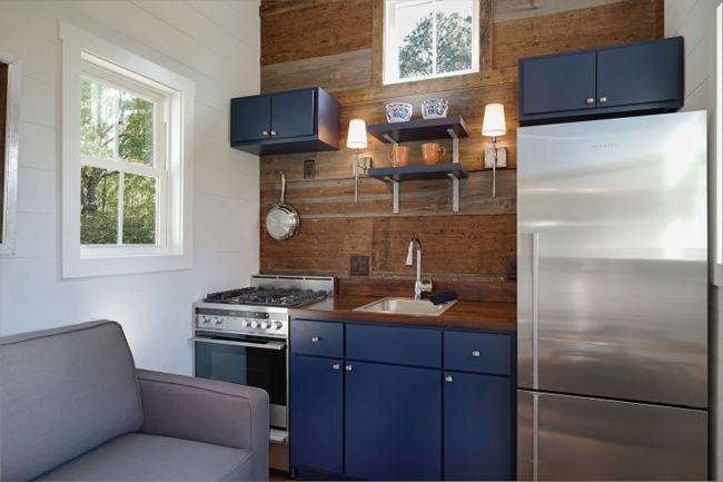 Không gian có lẽ được yêu thích nhất của căn nhà chính là khu bếp, nơi không gian màu xanh dương đi đôi với những thanh gỗ mộc mạc thay vì gạch lát nền, lựa chọn đáng lẽ là an toàn hơn.