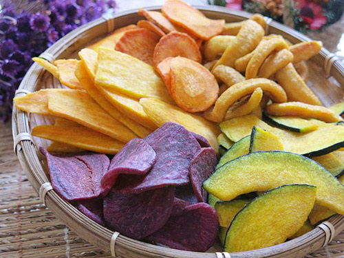 Các loại trái cây, rau củ sấy - đặc sản Đà Lạt - là nét đặc sắc khác trong ẩm thực Đà Lạt. Từng hộp, từng gói ngon lành đủ màu sắc chế biến sẵn với các nguyên liệu ngay tại chỗ như khoai tây, mít, khoai lang…