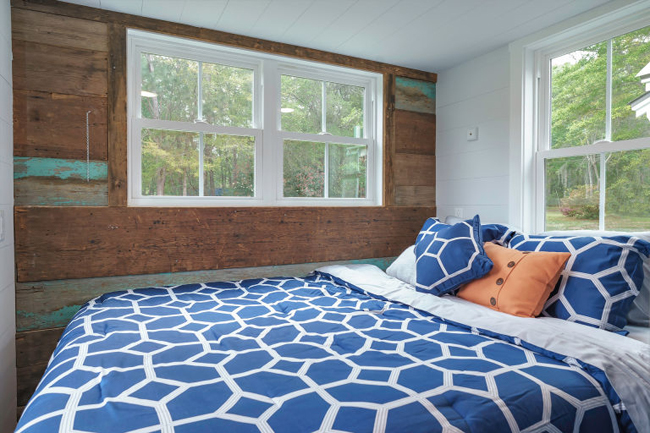 Phòng ngủ tầng trệt có thể đặt vừa một chiếc giường cỡ lớn, mà không làm thu hẹp không gian của nó. 