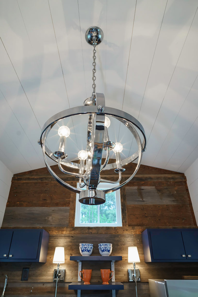 Trần nhà đủ cao để bạn hoàn toàn có thể treo những chùm đèn trần trong phòng khách và căn bếp thì đầy đủ tiện nghi.