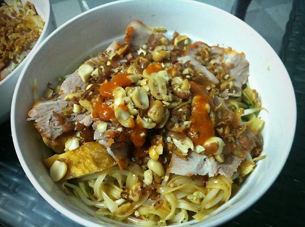 Phở chua gồm bánh phở, khoai lang thái chỉ chiên giòn, xúng xàng, gan lợn, thịt gà xé, hành phi, lạc rang, dưa chuột, lạp sườn... Phần nước dùng hay được gọi là nước lèo vừa có vị ngậy của mỡ vịt, vừa thơm phức nhờ những gia vị ướp thịt trước khi quay. Khi ăn trộn lượng nước dùng vừa đủ sao cho nguyên liệu không bị nát mà gia vị vẫn thấm đều. Phở chua Lạng Sơn phải ăn nhẩn nha mới thưởng thức hết hương vị đặc biệt của nó, vì có tính hàn nên món ăn được ưa chuộng nhất vào mùa thu và mùa hè. Phở chua gồm bánh phở, khoai lang thái chỉ chiên giòn, xúng xàng, gan lợn, thịt gà xé, hành phi, lạc rang, dưa chuột, lạp sườn... Phần nước dùng hay được gọi là nước lèo vừa có vị ngậy của mỡ vịt, vừa thơm phức nhờ những gia vị ướp thịt trước khi quay. Khi ăn trộn lượng nước dùng vừa đủ sao cho nguyên liệu không bị nát mà gia vị vẫn thấm đều. Phở chua Lạng Sơn phải ăn nhẩn nha mới thưởng thức hết hương vị đặc biệt của nó, vì có tính hàn nên món ăn được ưa chuộng nhất vào mùa thu và mùa hè.