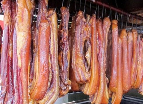 Trong các món ngon được chế biến từ thịt lợn thì thịt lợn muối là một trong những món ngon trong danh mục ẩm thực của đồng bào vùng cao Lào Cai. Khi sử dụng thịt lợn muối có thể rang hay nướng tuỳ theo khẩu vị của từng gia đình. Khi ăn, chúng ta có những cảm giác khác nhau. Có vị cay của giềng và ớt, vị thơm của quế, vị hơi chát của lá mít và lá trầu không.   Đồng thời, một vị đặc trưng của thịt lợn muối là vị chua hoà lẫn vị mặn của muối, miếng thịt giòn và rắn chắc. Thịt lợn muối làm giảm đi độ béo và ngấy của mỡ. Khi ăn, chúng ta có thể lấy lại cảm giác về vị giác khi đã ăn quá nhiều đồ ăn khác mà không có cảm giác ngon. Thịt lợn muối là món ăn dân dã của người dân vùng cao đặc biệt là người Tày ở Bảo Yên.