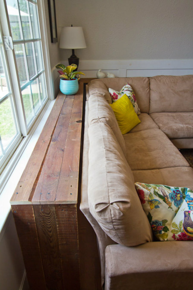 Chiếc bàn bí mật giấu đằng sau ghế sofa sẽ giúp bạn nhân rộng thêm không gian căn phòng.