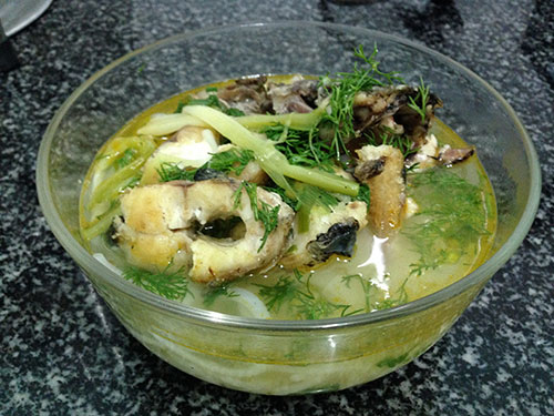 Cùng với cháo bột Kẻ Diên, bánh ướt Phương Lang, mắm đam Trà Trì, canh ám làng Lam luôn là một trong những đặc sản ẩm thực của quê hương Hải Lăng (Quảng Trị).  Canh ám được nấu từ 2 loại thực phẩm chính đó là: cá lóc còn gọi là cá tràu) và rau Sông. Muốn nấu canh ngon thì cá lóc phải là cá lóc đồng, nếu cá có trứng là càng tuyệt vời. Còn rau sông thì phải vừa hái từ trên cây xuống và rửa sạch.  Khi thưởng thức nước canh rau sông vừa béo, vừa có vị chua nhạt, vị chát. Nhiều người ăn chỉ cần chan nước canh này với cơm trắng thôi cũng thấy rất ngon rồi. Người ta thường ăn canh rau sông kèm với rau sống. Món ăn này được người Quảng Trị dùng trong các bữa ăn hàng ngày, các ngày giỗ, tết.