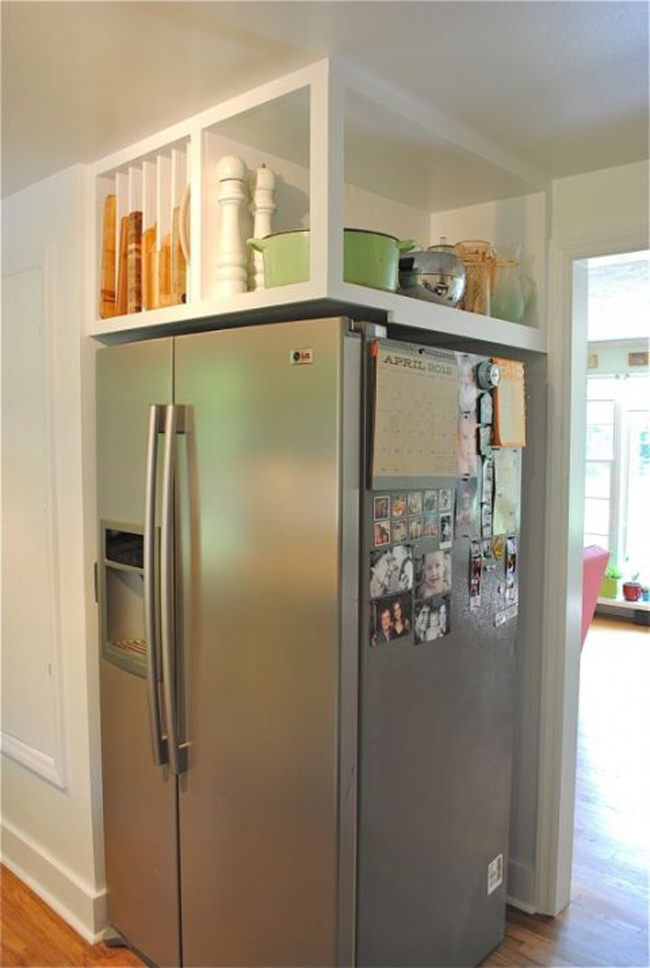 Một chạn phía trên tủ lạnh rất hay được tận dụng để đặt đồ khi thiết kế nhà cửa. Phía rộng hơn để đựng những vật dụng như nồi hoặc đồ sành sứ, phía còn lại bạn có thể tạo những vách ngăn để đựng thớt hoặc đồ nhỏ hơn.