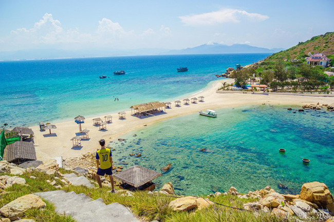 Hòn Nội là một đảo yến thuộc thành phố Nha Trang, Khánh Hòa. Để tới đây, du khách phải mất h ơn một giờ đi tàu từ cảng Cầu Đá. Quãng đường dài khoảng 25 km (chừng 13 hải lý).