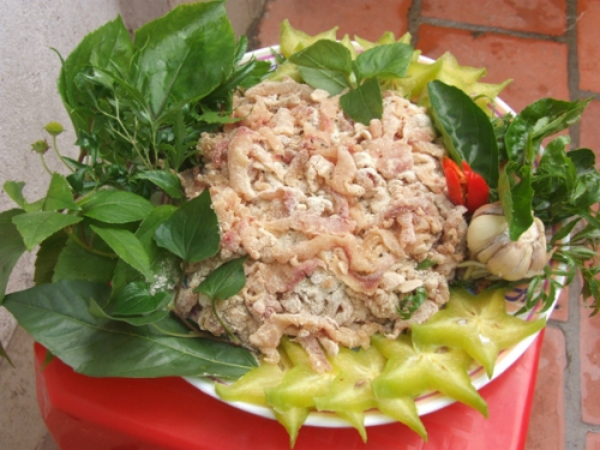 Gỏi cá nhệch là món ngon nức tiếng ở vùng quê Nga Sơn (Thanh Hóa). Món ăn khiến người ta nhớ đến cả một vùng xứ sở bởi gỏi nhệch ở đây mang nét vị riêng có. Nếu những nơi khác ăn gỏi kèm mắm tôm, nước mắm thì điểm nhấn cho gỏi cá Nga Sơn chính là chẻo nhệch. Chẻo ăn cùng gỏi cá là bí quyết làm nên sự khác biệt, được chế biến từ xương cá giã nhuyễn chưng cùng mẻ chua và các loại gia vị đặc trưng khác. Chẻo bày ra bát nhỏ, có màu đỏ sậm, đặc sánh, đậm đà, váng mỡ và thơm nức mũi. Gỏi cá nhệch là món ngon nức tiếng ở vùng quê Nga Sơn (Thanh Hóa). Món ăn khiến người ta nhớ đến cả một vùng xứ sở bởi gỏi nhệch ở đây mang nét vị riêng có. Nếu những nơi khác ăn gỏi kèm mắm tôm, nước mắm thì điểm nhấn cho gỏi cá Nga Sơn chính là chẻo nhệch. Chẻo ăn cùng gỏi cá là bí quyết làm nên sự khác biệt, được chế biến từ xương cá giã nhuyễn chưng cùng mẻ chua và các loại gia vị đặc trưng khác. Chẻo bày ra bát nhỏ, có màu đỏ sậm, đặc sánh, đậm đà, váng mỡ và thơm nức mũi.