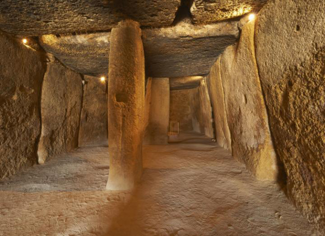 Nghĩa địa đá Antequera – Tây Ban Nha: Đây là một khu mộ đá nhân tạo cổ xưa, nơi các phiến đá được xếp chồng lên nhau. Ba trong số những di tích tuyệt đẹp này nằm gần nhau tại Andalusia.