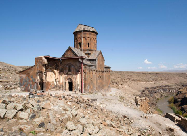 Thành phố cổ Ani – Thổ Nhĩ Kỳ: Được biết đến với cái tên “Thành phố của 1.001 nhà thờ,” Ani đã từng là thủ phủ của đế chế hùng mạnh Armenia trước khi nó bị phá hủy bởi một trận động đất vào thế kỷ 14.