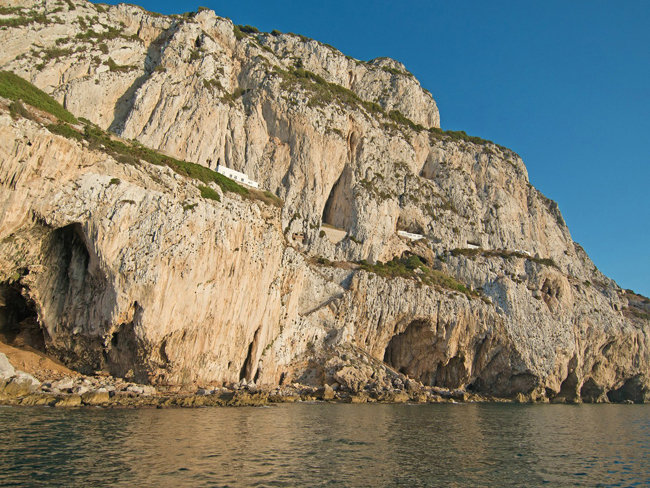 Tổ hợp hang động Gorham – Gibraltar: Dọc theo phía đông dãy núi đá Gibraltar có 4 hang động có lịch sử 28.000 năm. Đây còn được biết đến là nơi sinh sống cuối cùng của người Neanderthal. Các nhà khảo cổ tại các hang động này có thể tìm hiểu về cách người cổ đại săn bắn, ăn mặc và sinh hoạt.