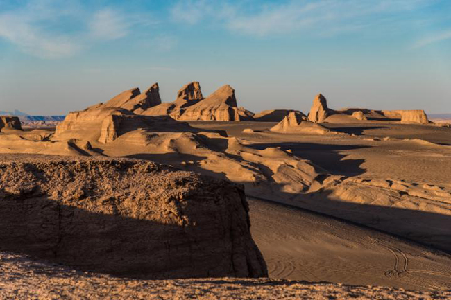 Sa mạc Lut – Iran: Sa mạc Lut nằm ở phía Đông nam của Iran, được UNESCO công nhận là “một ví dụ đặc biệt về tiến trình đang diễn ra của địa chất. Gió mạnh vào mùa hè, tầm từ tháng 6 đến tháng 10 tạo thành các dải núi cát dài, trông rất ấn tượng nếu nhìn từ trên cao”. Đây là một trong những nơi nóng nhất hành tinh.