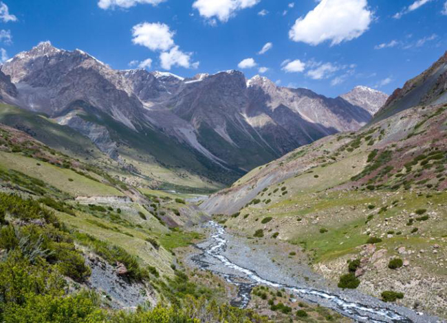 Dãy núi Tien-Shan – Nhiều quốc gia: Dãy núi Tien Shan nằm dọc theo ba nước Kazakhstan, Kyrgyzstan và Uzbeikstan, là một phần của dãy núi dài nhất thế giới. Đây là khu vực sống của một loạt các loài cây, hoa, và nhiều loài cây khác, từ độ cao 700m đến 4503m.