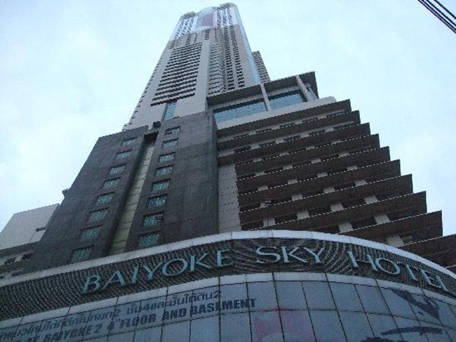 Khách sạn Baiyoke Sky, Bangkok, Thái Lan: khách sạn cao 88 tầng nằm trên đường chân trời của thủ đô Bangkok, là khách sạn cao nhất (tính đến năm 2011). 3 người lắp đặt biển quảng cáo đã chết do rơi từ tầng 69. 