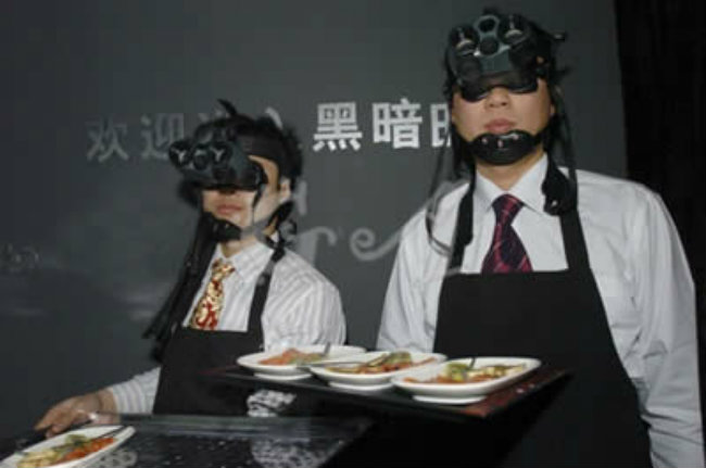 Nhà hàng Dark (Bóng tối), Trung Quốc: đây là nhà hàng bóng tối đầu tiên ở châu Á, khai trương vào ngày 23/12/2006 tại Bắc Kinh, Trung Quốc. Nội thất bên trong nhà hàng được sơn toàn bộ bằng màu đen. Khách hàng được chào đón ở một sảnh sáng và sẽ được các bồi bàn hộ tống tìm chỗ ngồi bởi họ đep những chiếc kính nhìn được vào ban đêm. Khi vào trong, tất cả đèn pin, điện thoại và thậm chí cả đồng hồ dạ quang đều bị cấm sử dụng. Nếu có dịp đến Bắc Kinh, hãy thử đến thăm nhà hàng Dark – nơi tất cả thực khách đều ăn uống, trò chuyện hoàn toàn trong bóng tối. Thưởng thức các món ăn mà không hề nhìn thấy chúng, hẳn là một cảm giác thú vị!