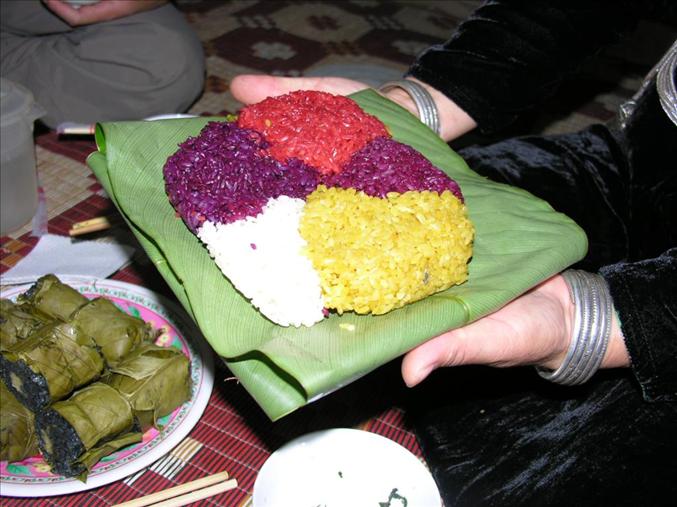 Xôi ngũ sắc ở miền Tây Yên Bái được làm từ gạo nếp Tú Lệ. Gạo được ngâm với nước lá vắt từ các loại cây có màu sắc tự nhiên như: đỏ, tím, vàng, xanh…, sau đó đem đồ trên bếp lửa hồng. Khi chín xôi được cho vào coóng khẩu (một đồ dùng của người dân tộc Thái) hoặc đơm trên đĩa. Khách du lịch sẽ bị quyến rũ bởi màu sắc, độ dẻo và vị thơm đặc trưng. Đây là một món ăn dân tộc được khách du lịch ưa chuộng.