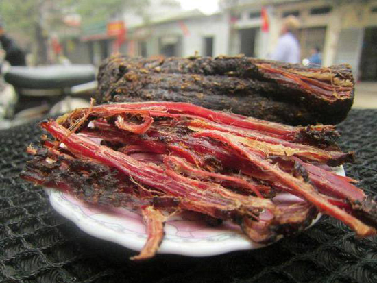 Thịt trâu gác bếp là món ăn đặc sản của người Thái đen. Món này thường được làm từ thịt bắp của những chú trâu thả rông trên các vùng núi, đồi. Khi chế biến, người ta róc các thớ thịt ra thành từng miếng, rồi hun bằng khói của than củi được đốt từ các loại cây mọc trên núi đá.  Mùi khói trong thịt trâu khiến ai nhạy cảm đều rất khó chịu, tuy nhiên để át đi mùi khói và tăng thêm hương vị của món thịt, phải nhờ vào kỹ thuật tẩm ướp trước khi gác bếp. Người làm dùng cách tẩm ướp thịt với các gia vị khác như ớt, gừng, đặc biệt là mắc khén - một loại hạt tiêu rừng của người dân tộc thiểu số vùng cao Tây Bắc.